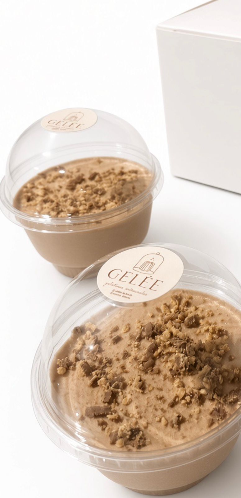 Dos gelatinas GELÉE en vaso individual con trozos de galleta encima