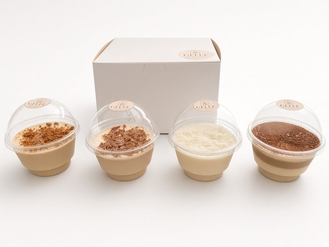 Los cuatro sabores de GELÉE en vaso individual, alineados frente a la caja de la marca