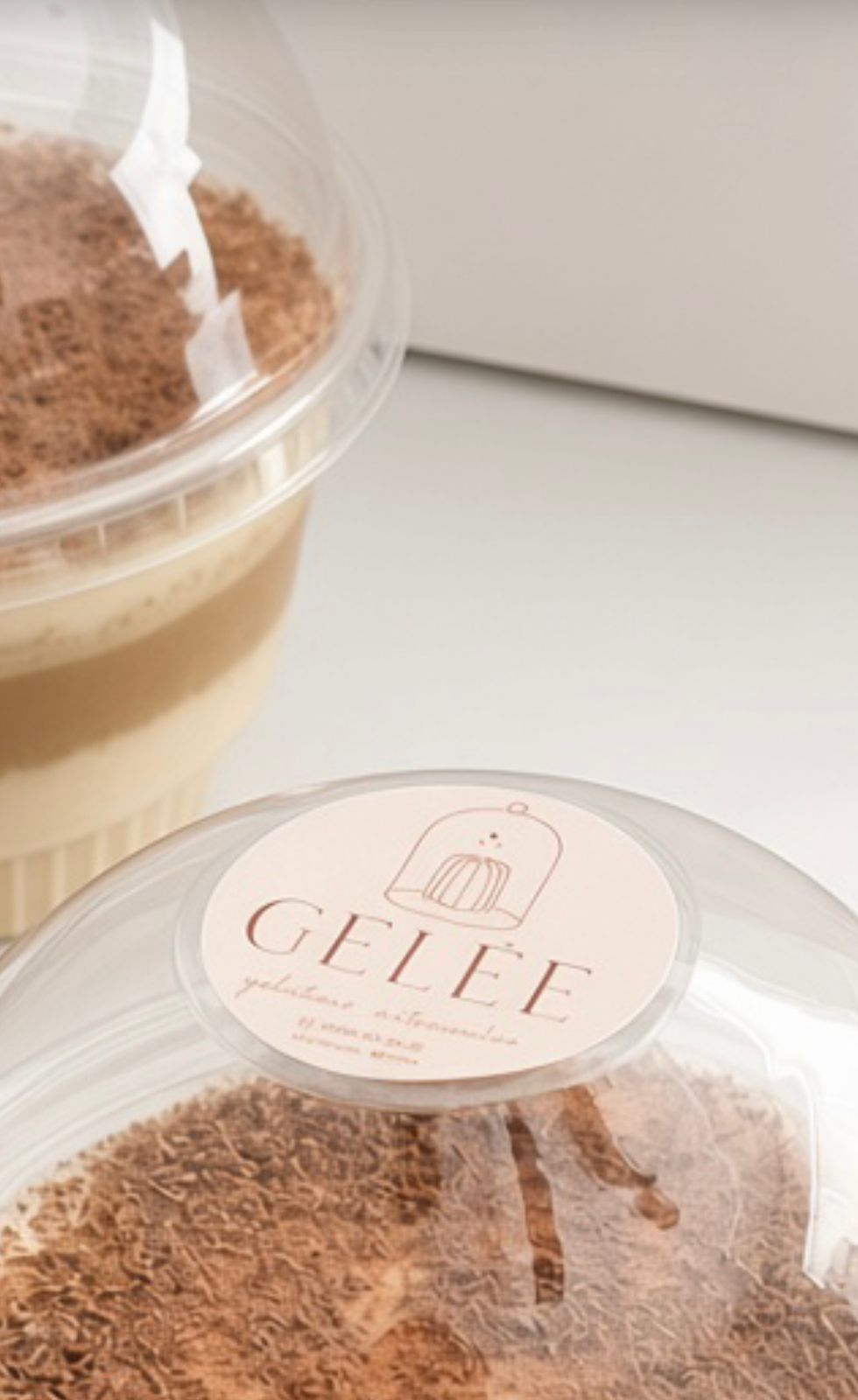 Detalle de la etiqueta de GELÉE sobre la tapa de una gelatina